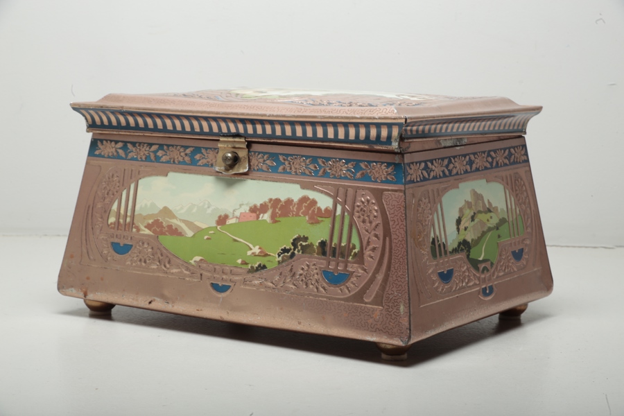 Litograferat plåtskrin, 1900-talets första hälft_2672a_8dbcbd1900d9ca4_lg.jpeg