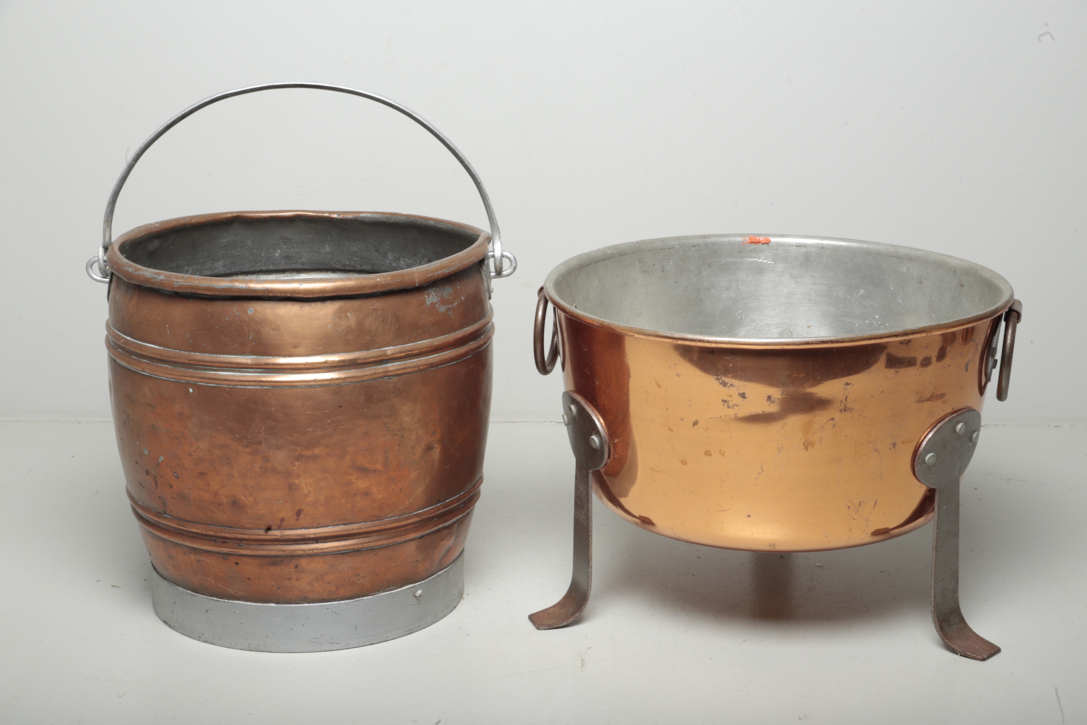 Kopparhink 1800-1900 tal + kopparbunke på tre järnben | Auktion