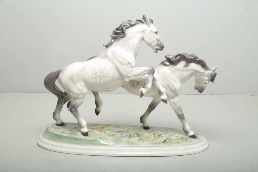 R. Chockolka Keramos Wien, figurin "hästar" 1900-tal_3121a_8dbd1671278a1c9_lg.jpeg